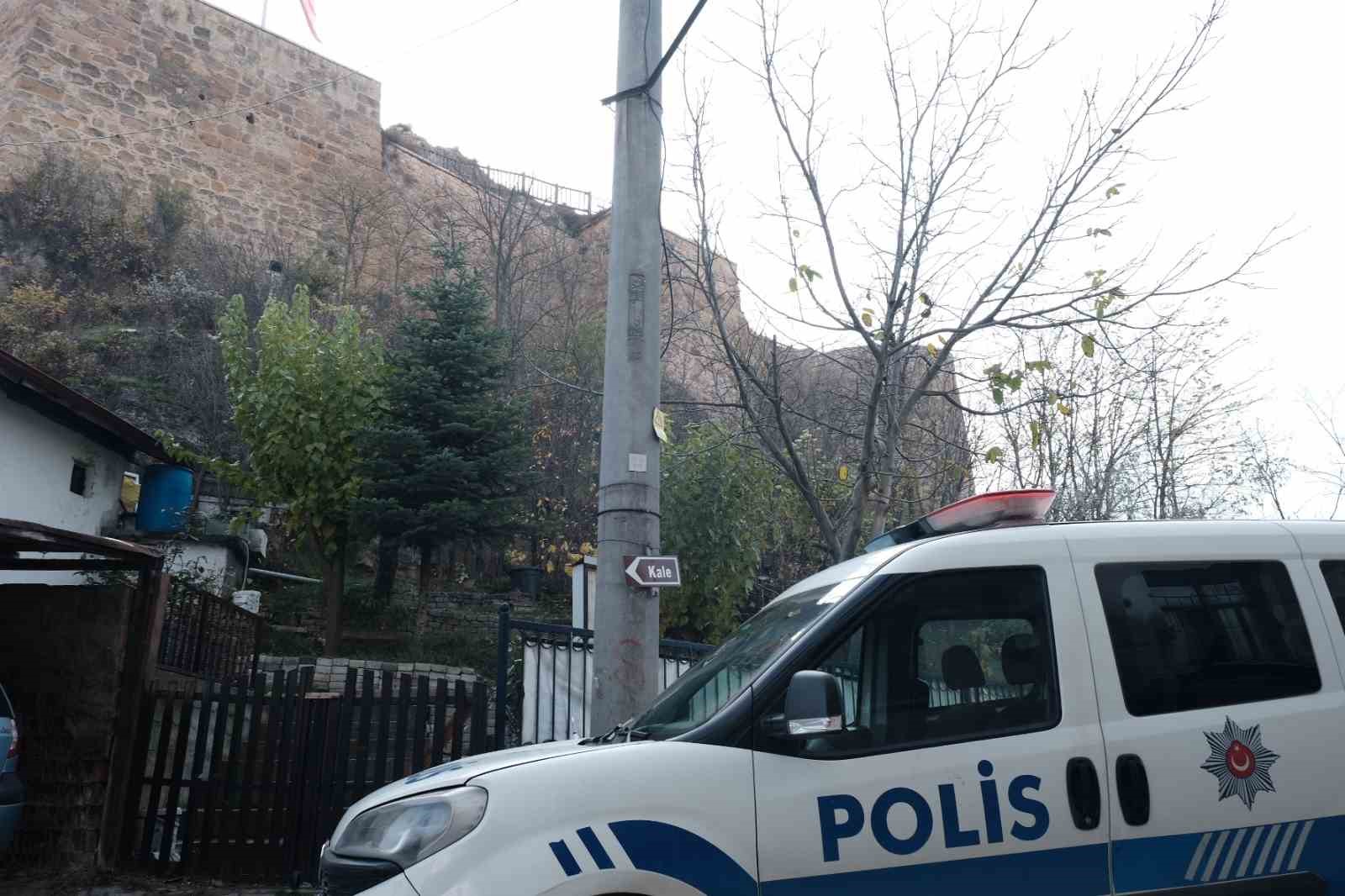 Kalede intihar girişiminde bulunan şahsı polis ikna etti

