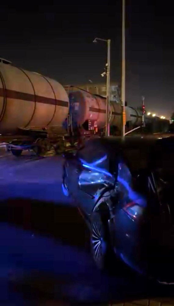 Diyarbakır’da tren otomobile çarptı: 1 yaralı