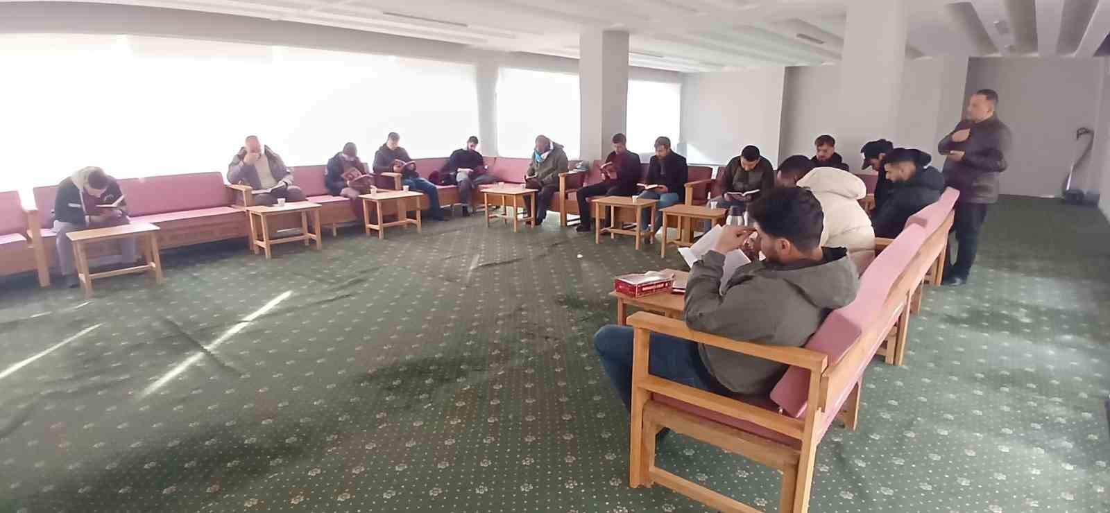 Uluslararası &ouml;ğrenciler şehitler i&ccedil;in hatim okudu
