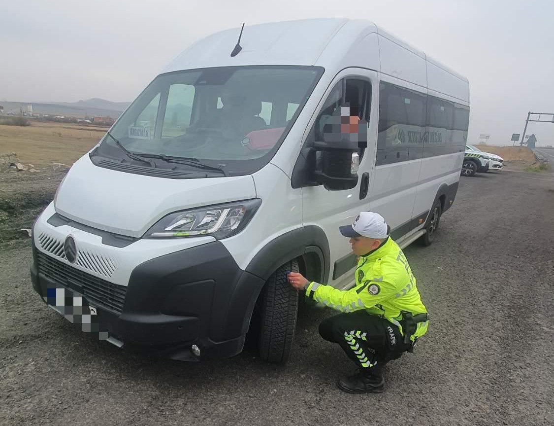 Kars’ta trafik ekiplerinden kış lastiği uygulaması