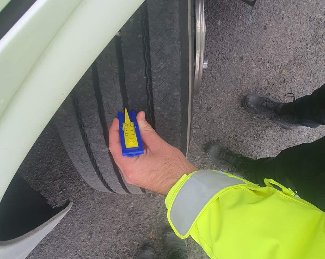 Kars’ta trafik ekiplerinden kış lastiği uygulaması