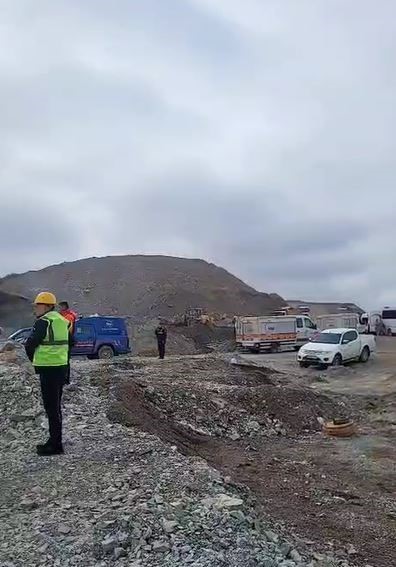 Göçük altında kalan işçiyi kurtarma çalışmaları sürüyor