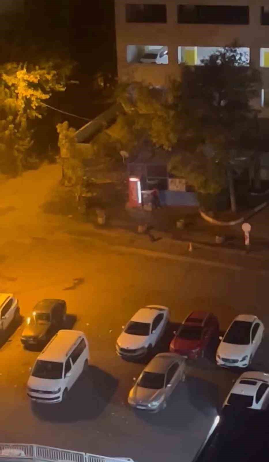 Etrafa aldırmadan büfenin camlarını alaşağı etti