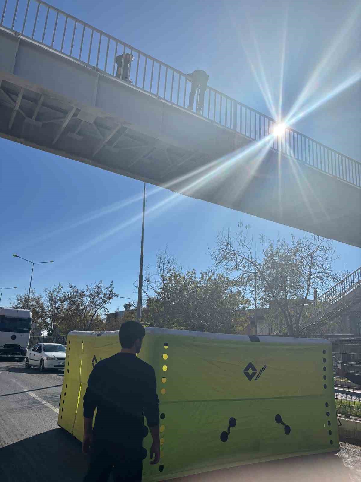 İtfaiyenin kurduğu havalı atlama minderi, hayatta tuttu
