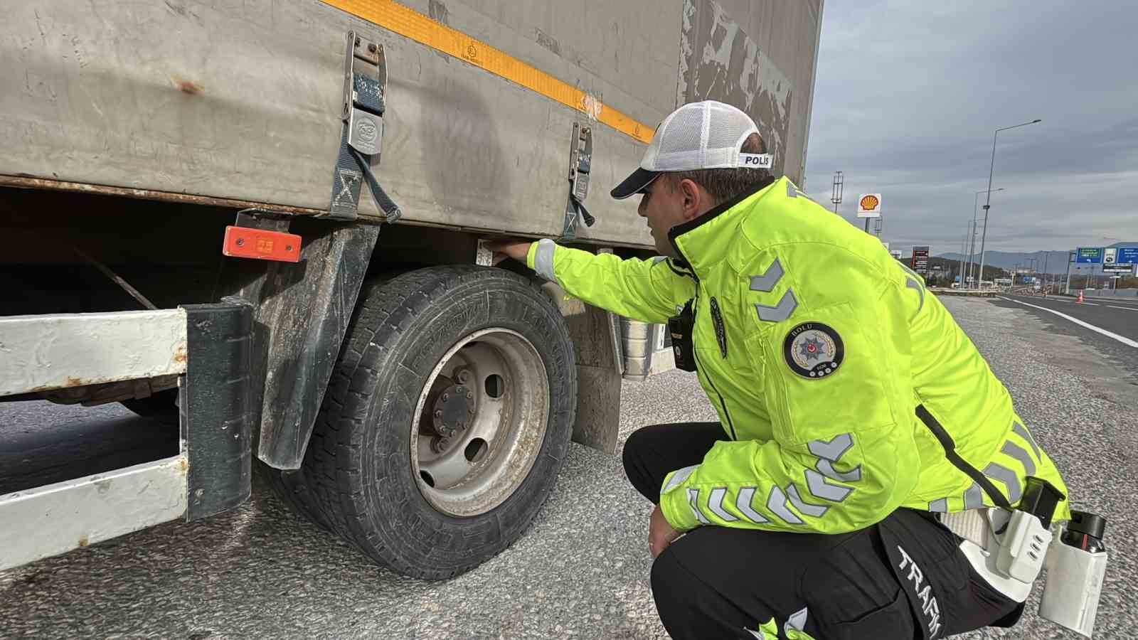 Kış lastiği olmayana Bolu Dağı’ndan geçit yok
