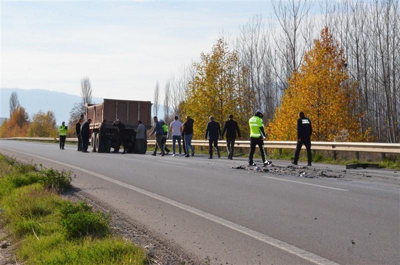 Amasya’da otomobil ile kamyon çarpıştı: 3 yaralı
