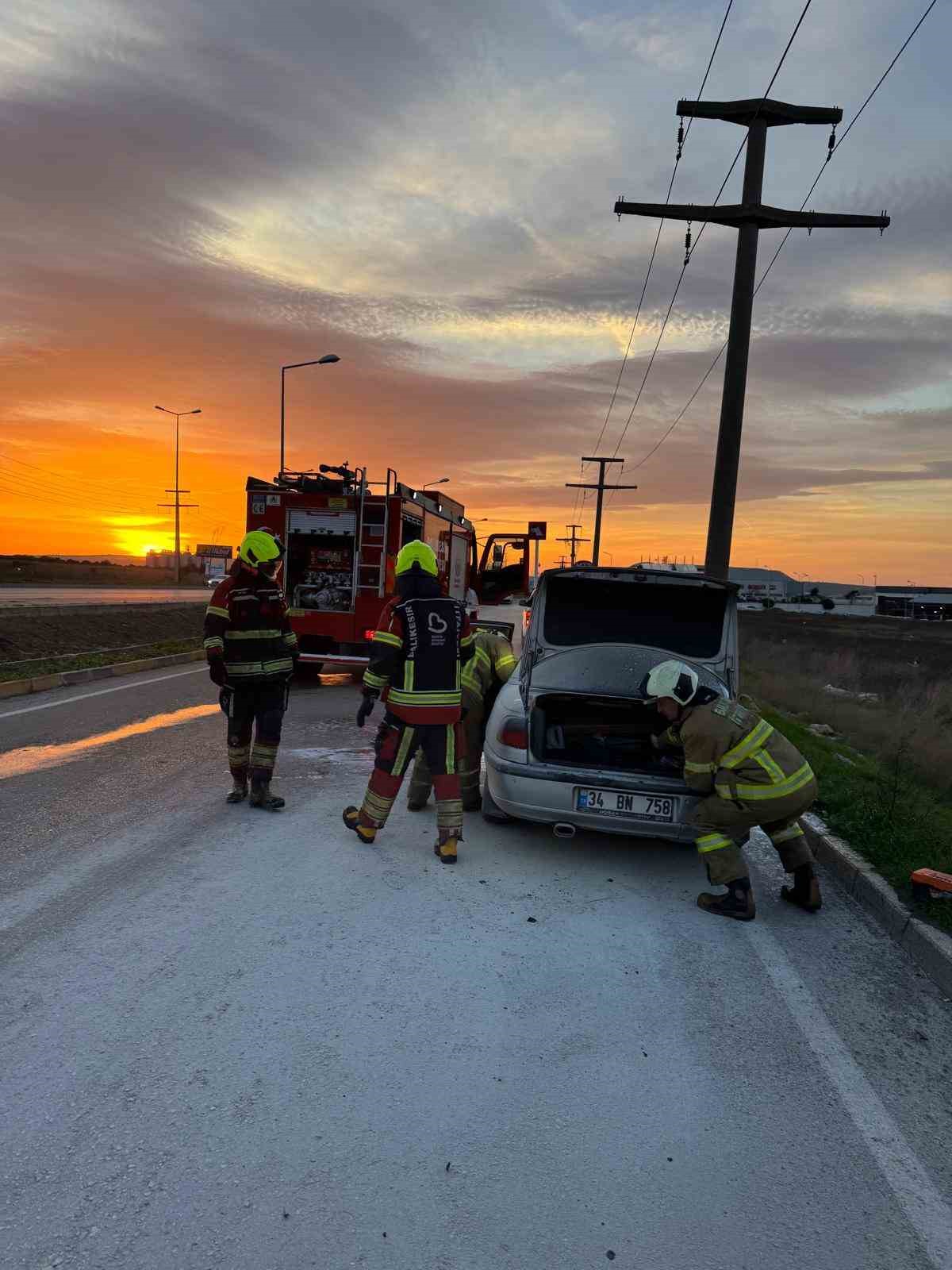 Bandırma&rsquo;da seyir halindeki ara&ccedil; alev aldı
