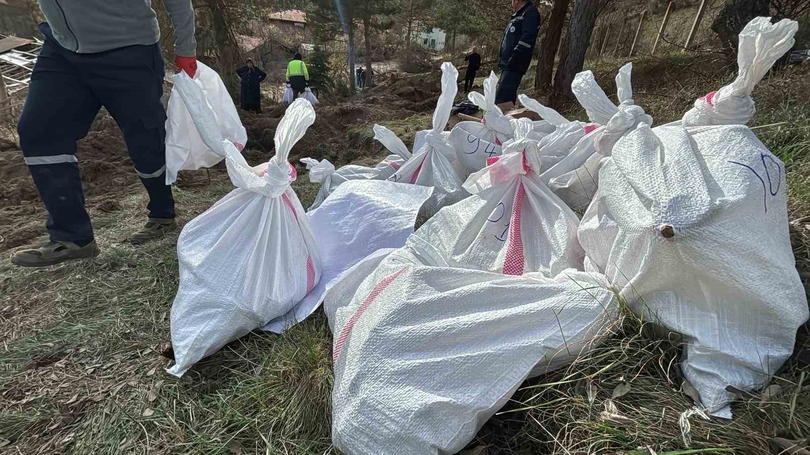 Bolu&rsquo;da h&uuml;z&uuml;nl&uuml; mesai: 200 mezar sular altında kalmasın diye naklediliyor

