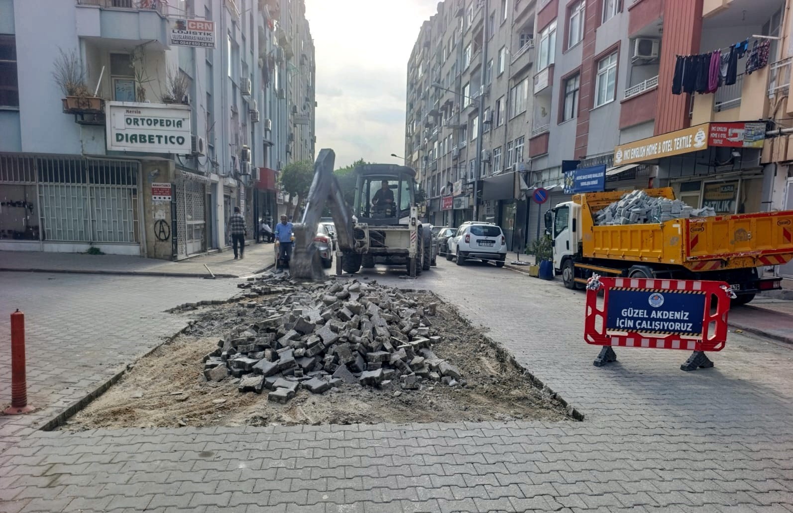 Akdeniz’de sokak yenileme çalışmaları sürüyor