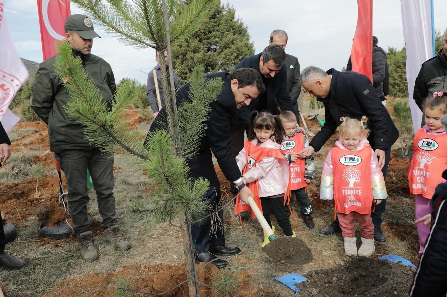 Kütahya’da hatıra ormanına 2 bin fidan dikildi