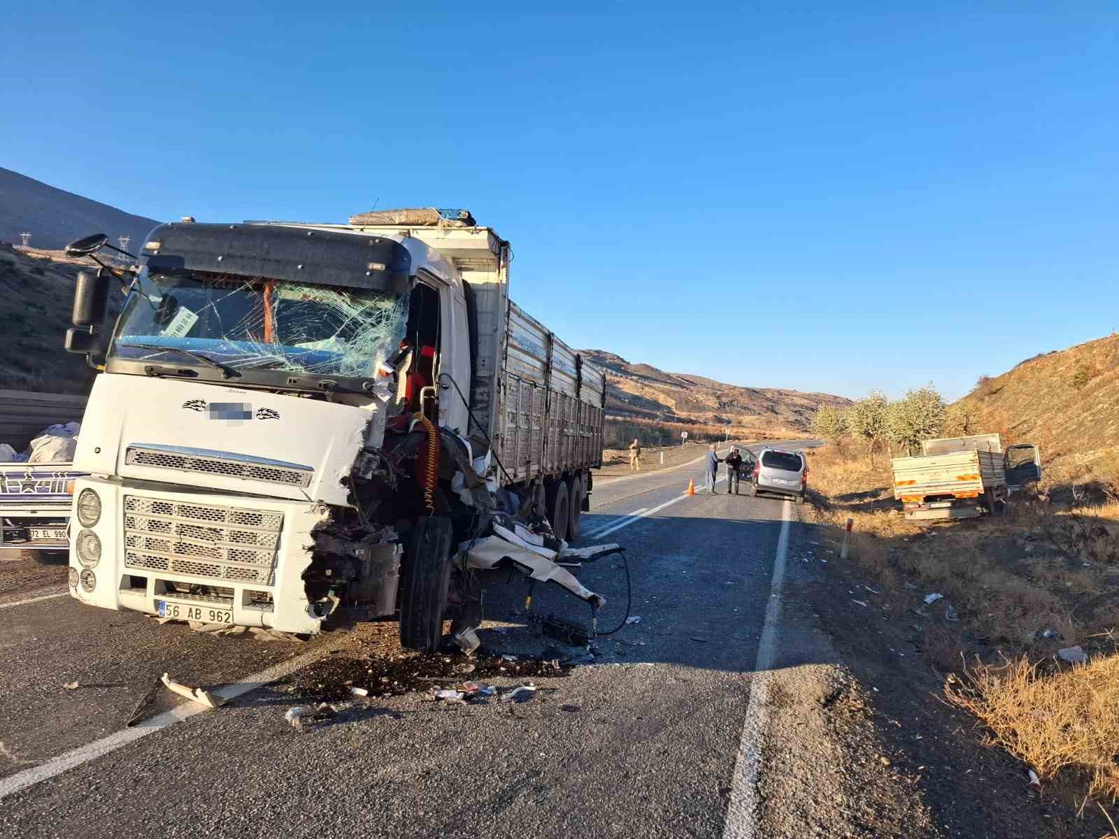 Siirt’te iki kamyon kafa kafaya çarpıştı: 1 yaralı