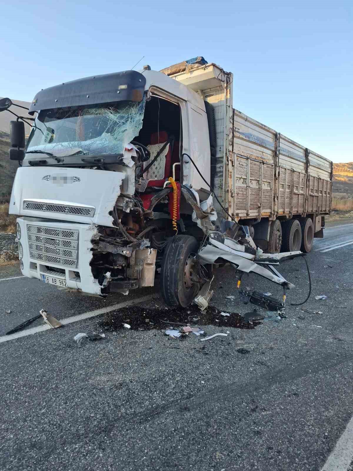 Siirt’te iki kamyon kafa kafaya çarpıştı: 1 yaralı