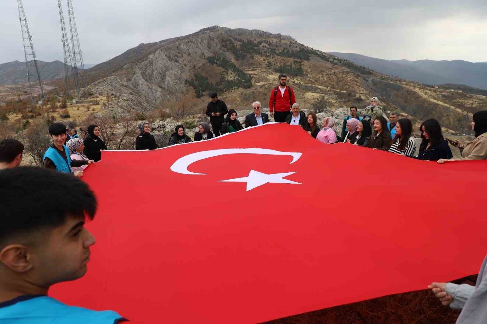 Dağların zirvesinde gen&ccedil;lik buluşması
