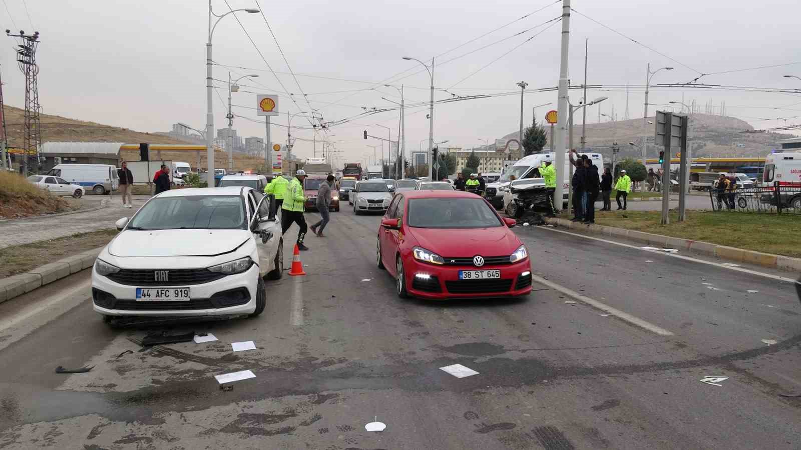 Malatya&rsquo;da ara&ccedil;lar &ccedil;arpıştı: 2 yaralı

