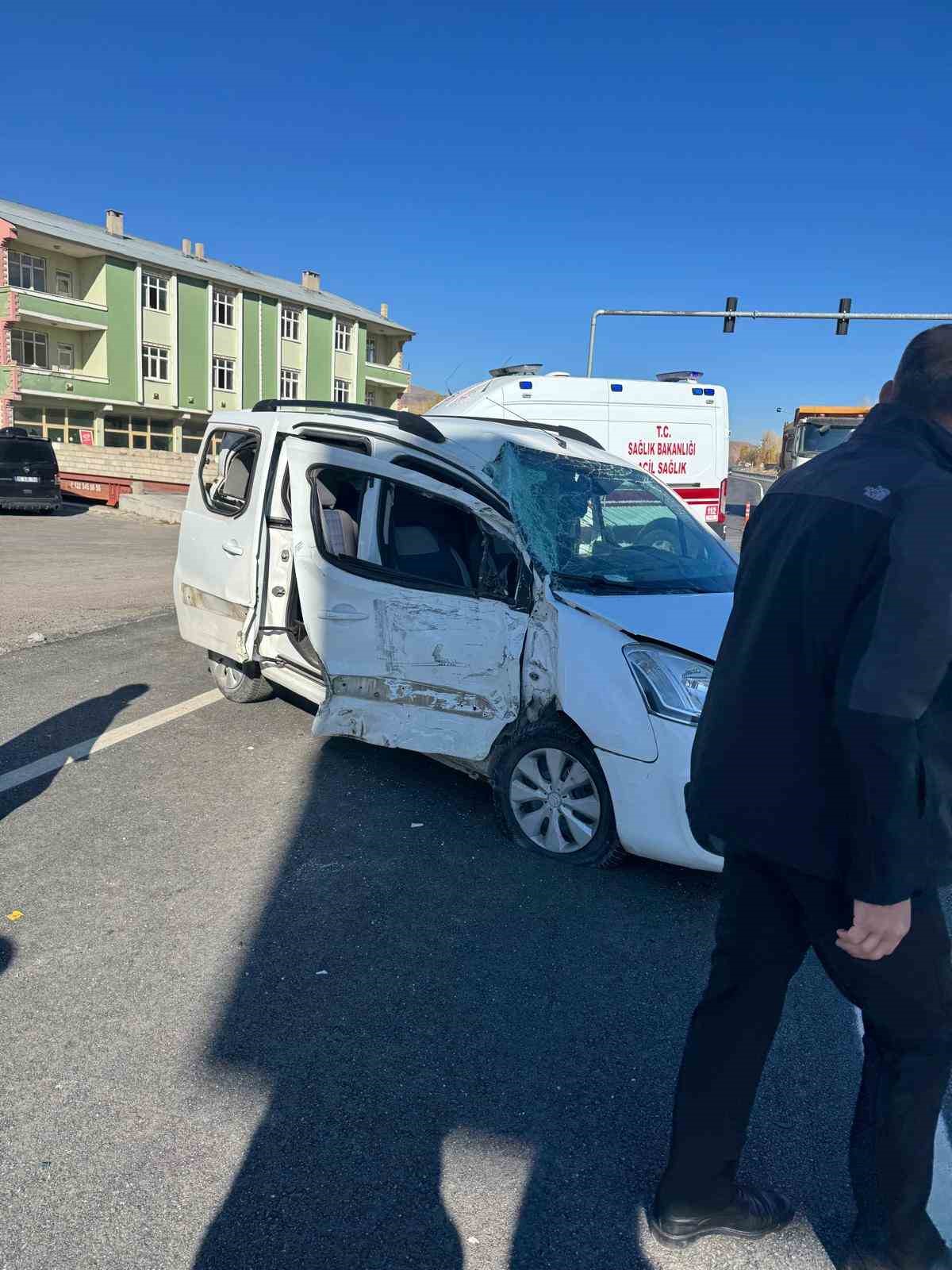 Van’da trafik kazası: 3 yaralı
