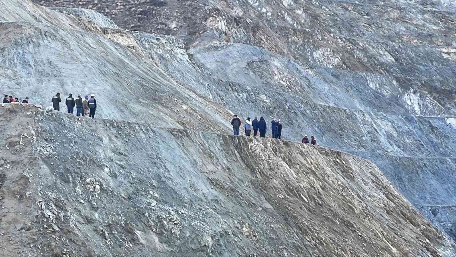 Devam eden heyelan, heyelan altında kalan şantiye m&uuml;d&uuml;r&uuml;n&uuml; arama &ccedil;alışmalarını g&uuml;&ccedil;leştiriyor
