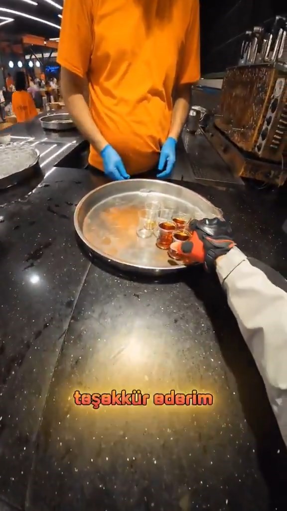 Köfteci Yusuf’ta kuryelerin yüzünü güldüren sıcak jest
