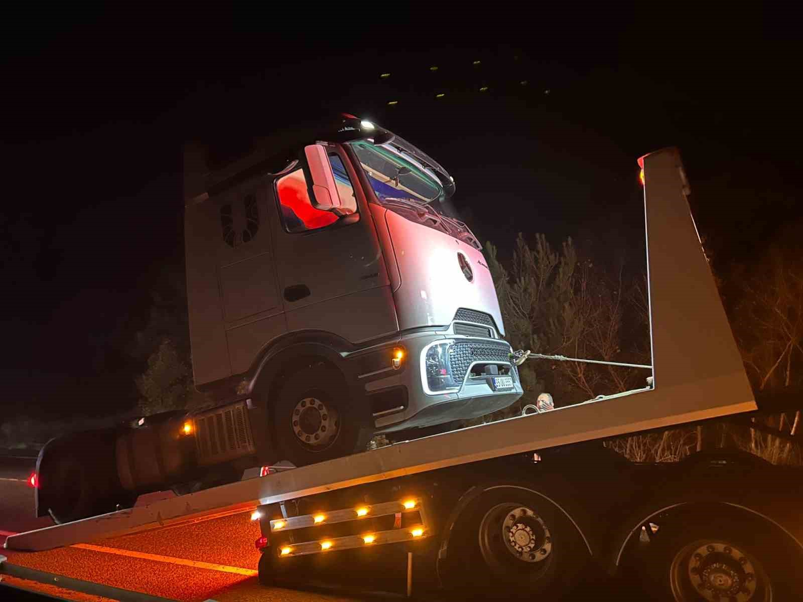 Balıkesir’de tırın direksiyonunun kilitlenmesi sonucu trafik felç oldu