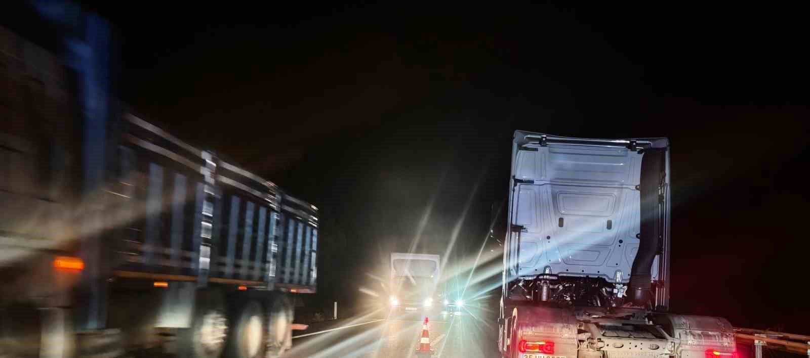 Balıkesir&rsquo;de tırın direksiyonunun kilitlenmesi sonucu trafik fel&ccedil; oldu
