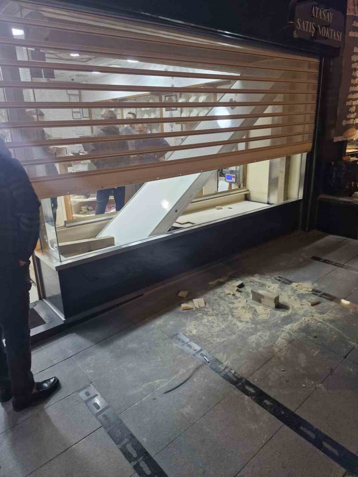 Kuyumcudaki vitrin asansörünün altında kalan işçi hayatını kaybetti