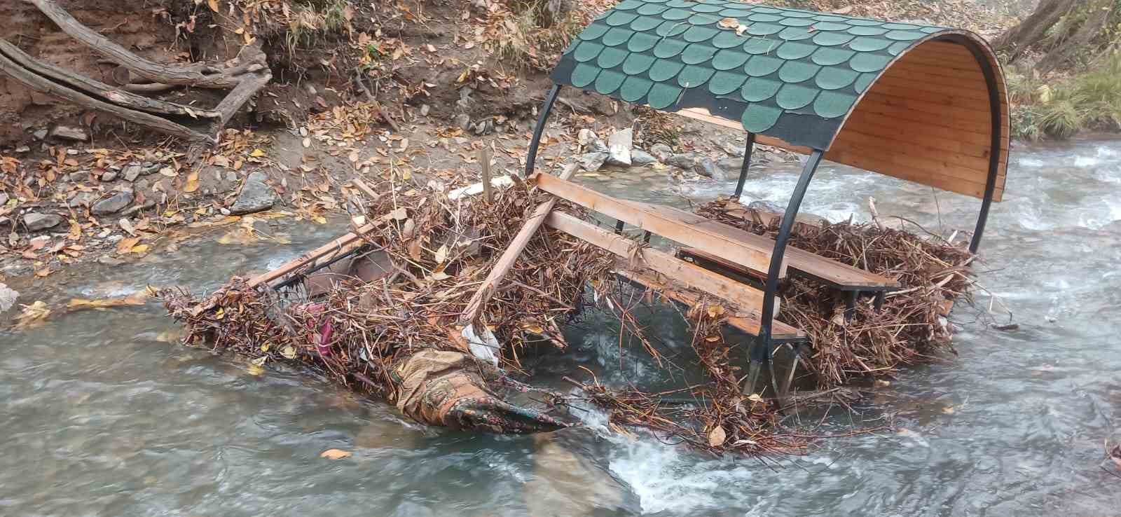 Palu’da Teke Deresi taştı: banklar sürüklendi