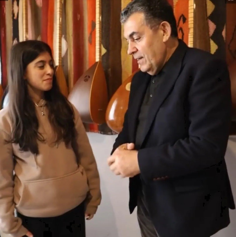 Güzel Sanatlar lisesini kazanan öğrenciye Başkan Demir’den 2 bağlama saz hediye