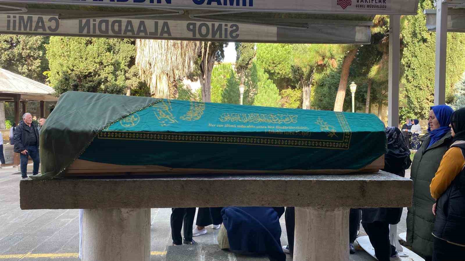 Sinop’ta çöp kamyonunun çarptığı kadın toprağa verildi
