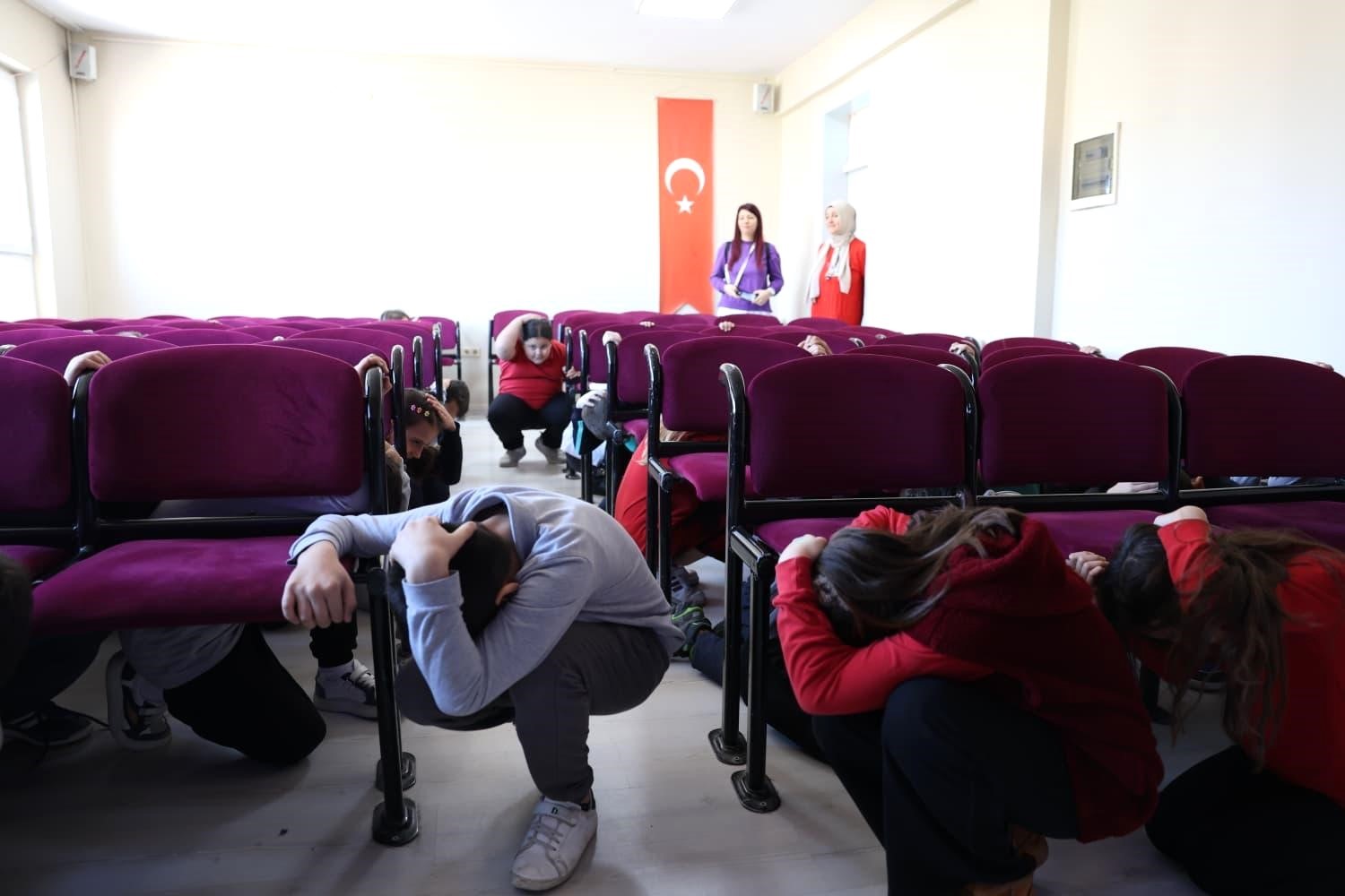 Erenler&rsquo;de 12 okulu kapsayan afet farkındalık eğitimleri başladı
