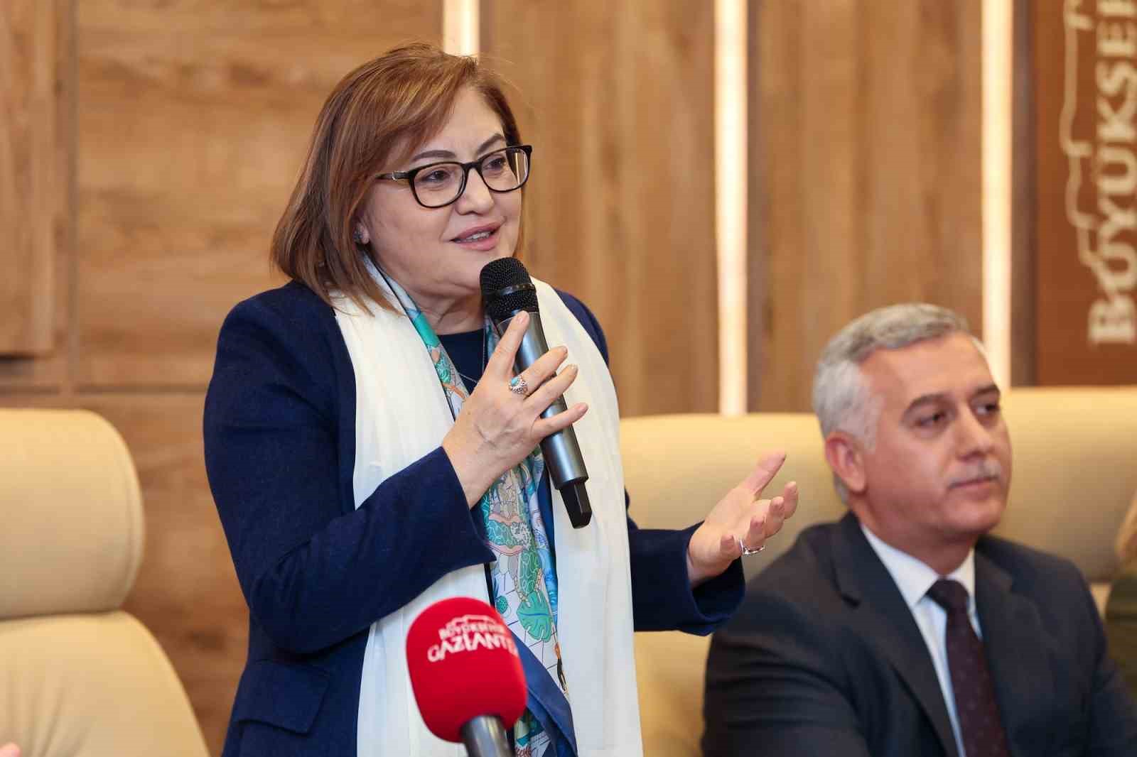 Umreden dönen ikinci kafile, Fatma Şahin ile bir araya geldi
