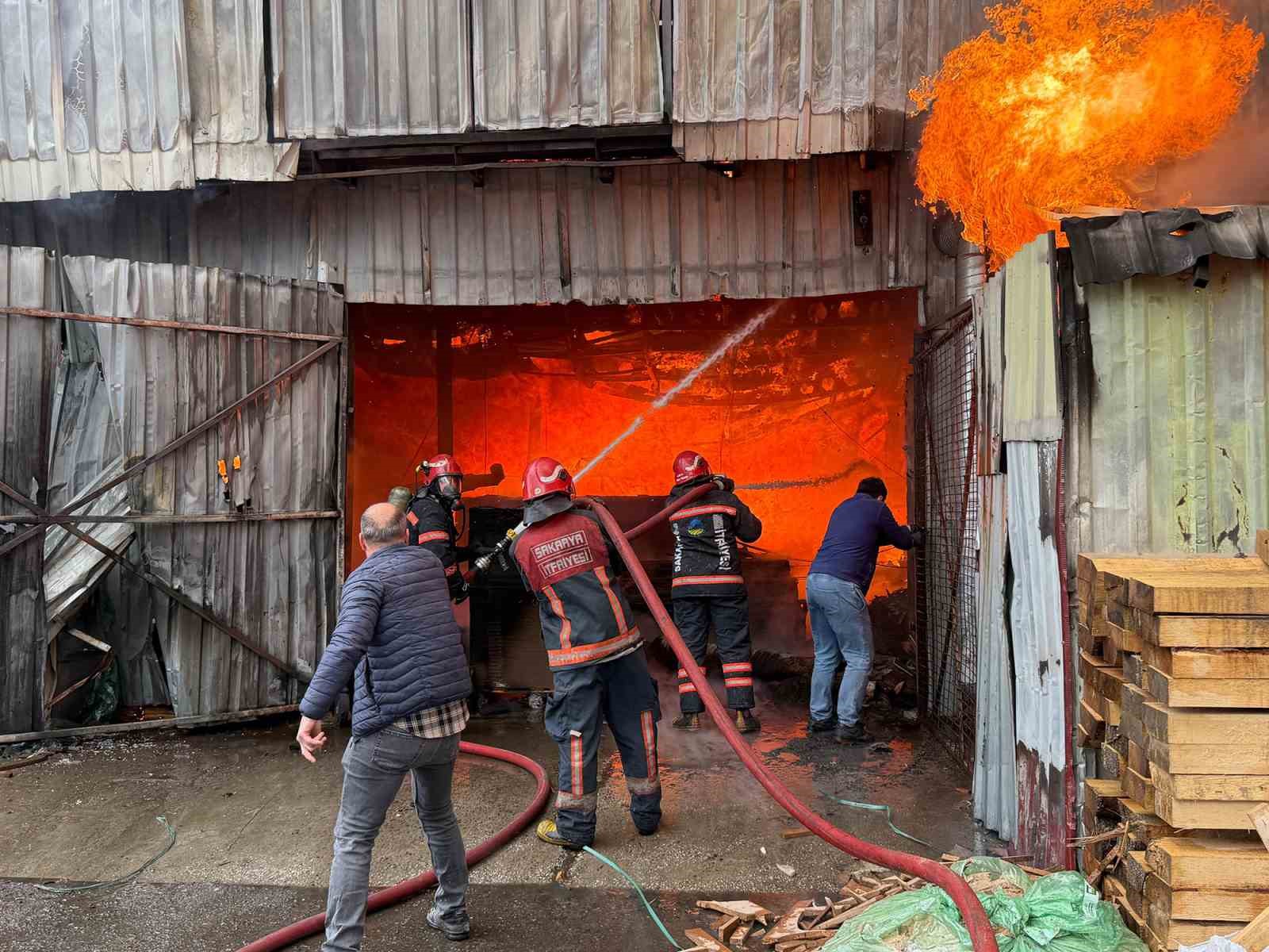 Sakarya’nın kahraman itfaiyecileri 10 ayda 11 bin 595 olaya müdahale etti
