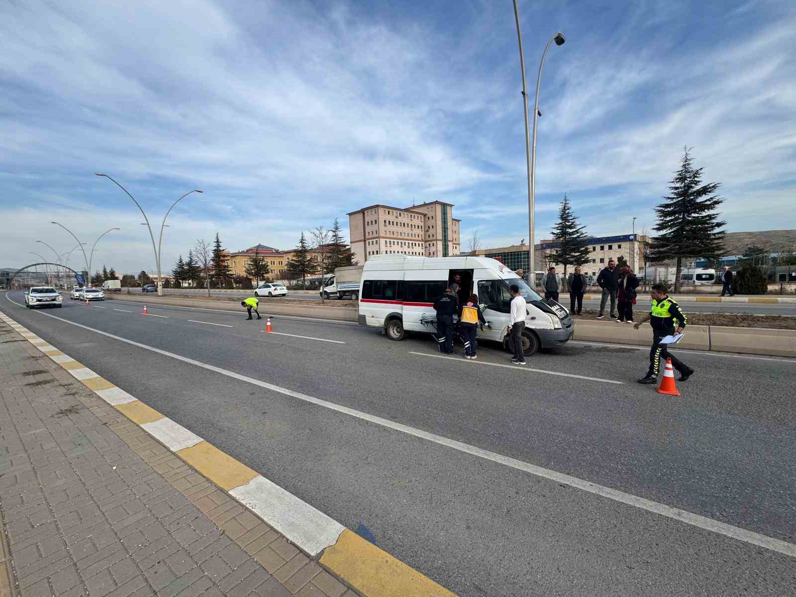 Minibüsün çarptığı yaşlı adam yaralandı
