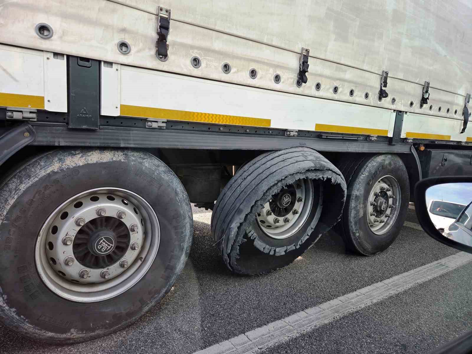 Lastiği parçalanan tırın tehlikeli yolculuğu