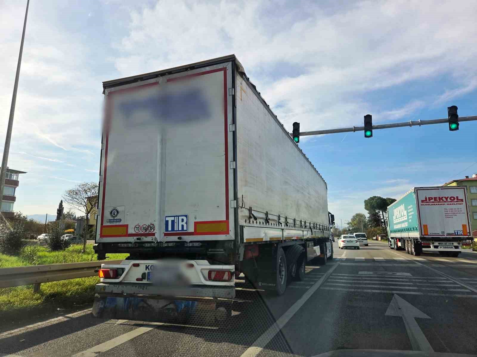 Lastiği par&ccedil;alanan tırın tehlikeli yolculuğu
