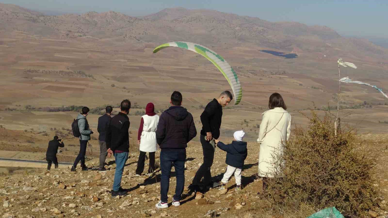Kaymakam Öztaş, yamaç paraşütüyle Gercüş semalarını turladı
