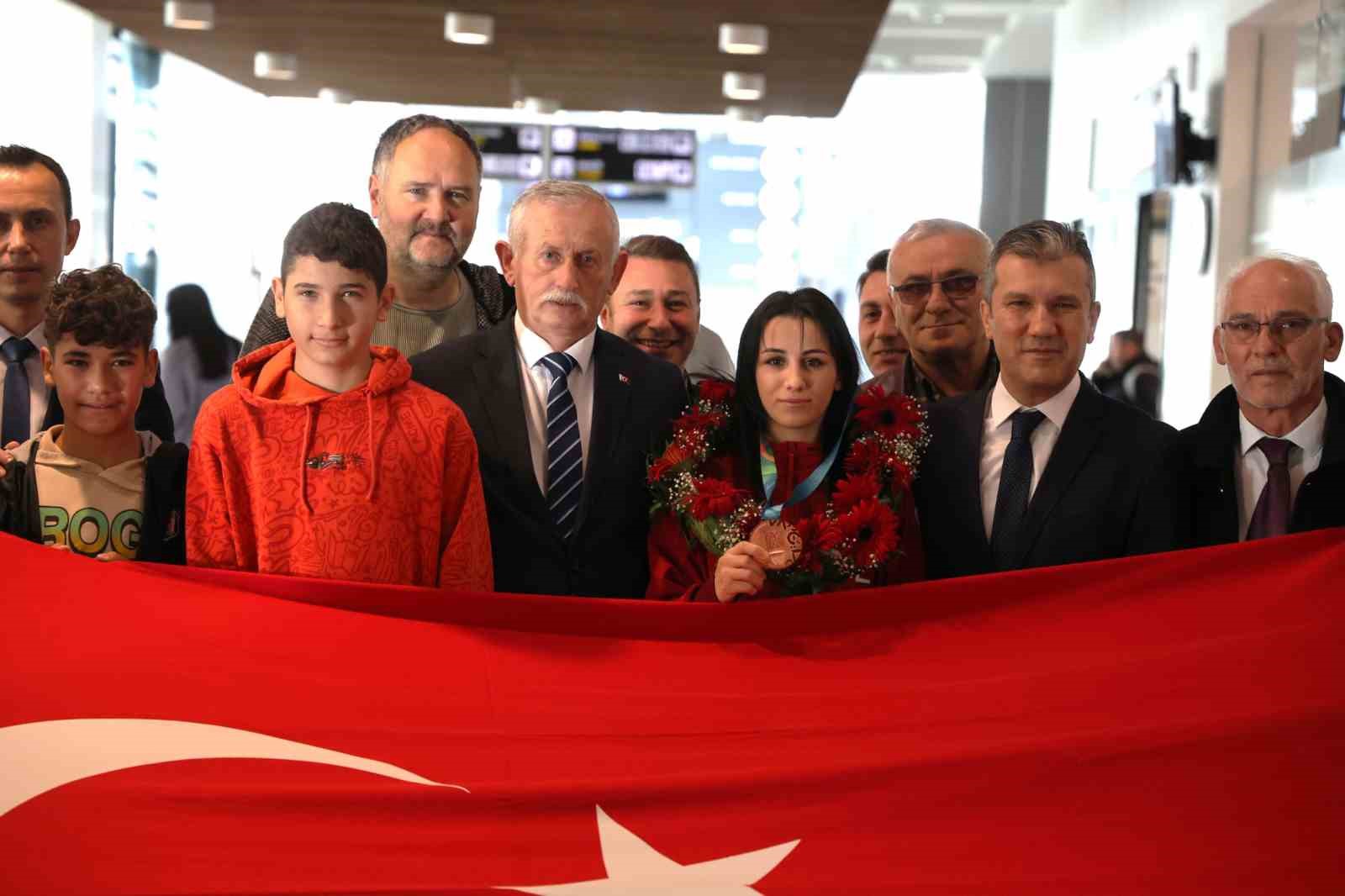 Wushu’da dünya 3’ncüsü olan Ordulu sporcu törenle karşılandı