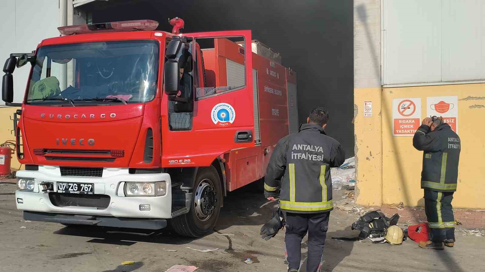 Antalya’da geri dönüşüm fabrikasındaki yangın korkuttu