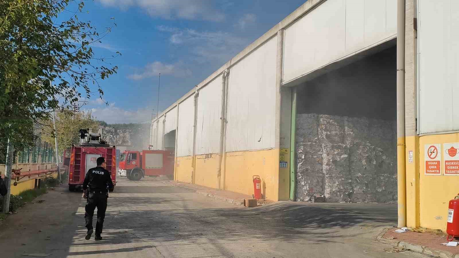 Antalya&rsquo;da geri d&ouml;n&uuml;ş&uuml;m fabrikasındaki yangın korkuttu
