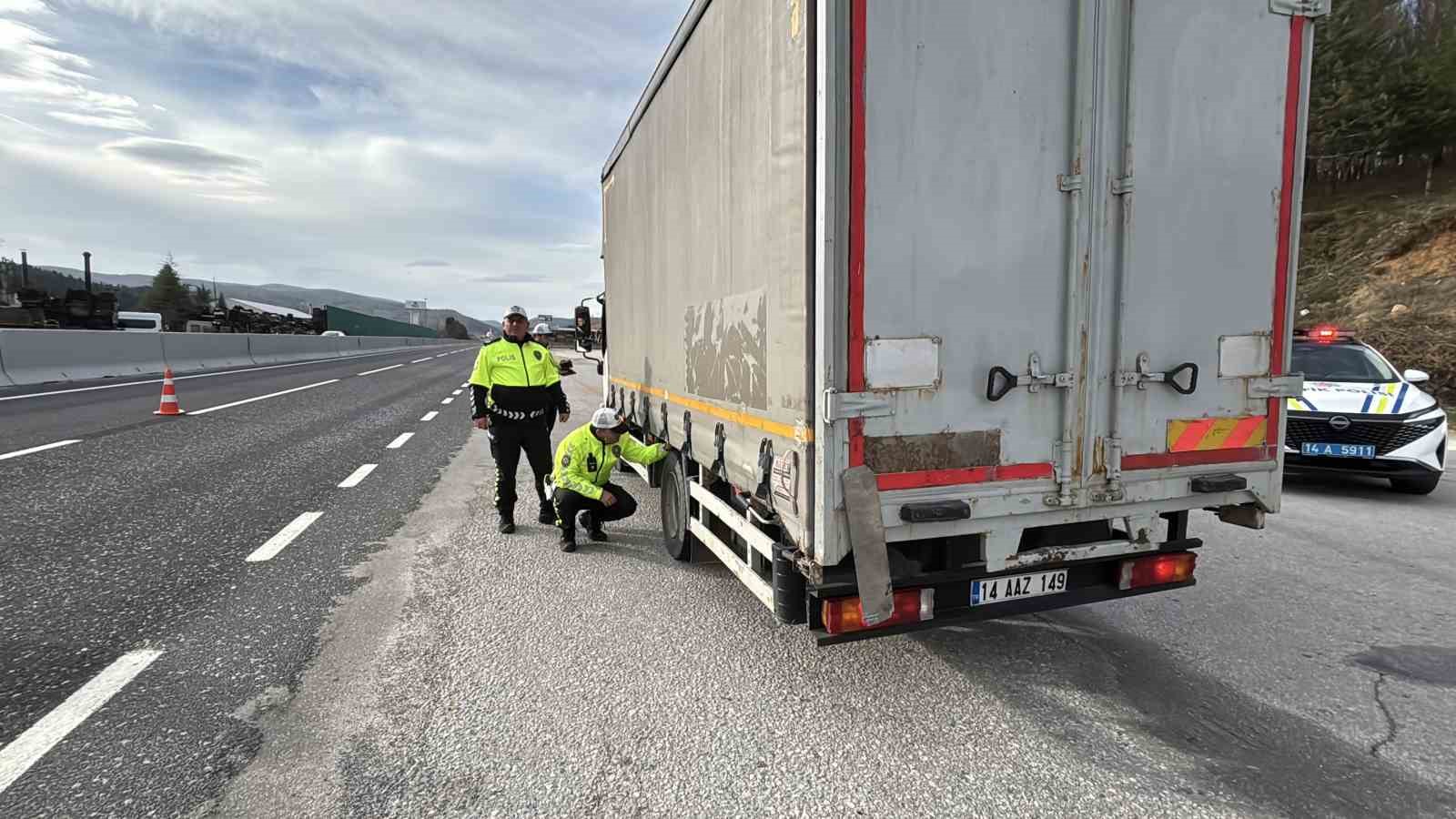 Kış lastiği olmayana Bolu Dağı’ndan geçit yok