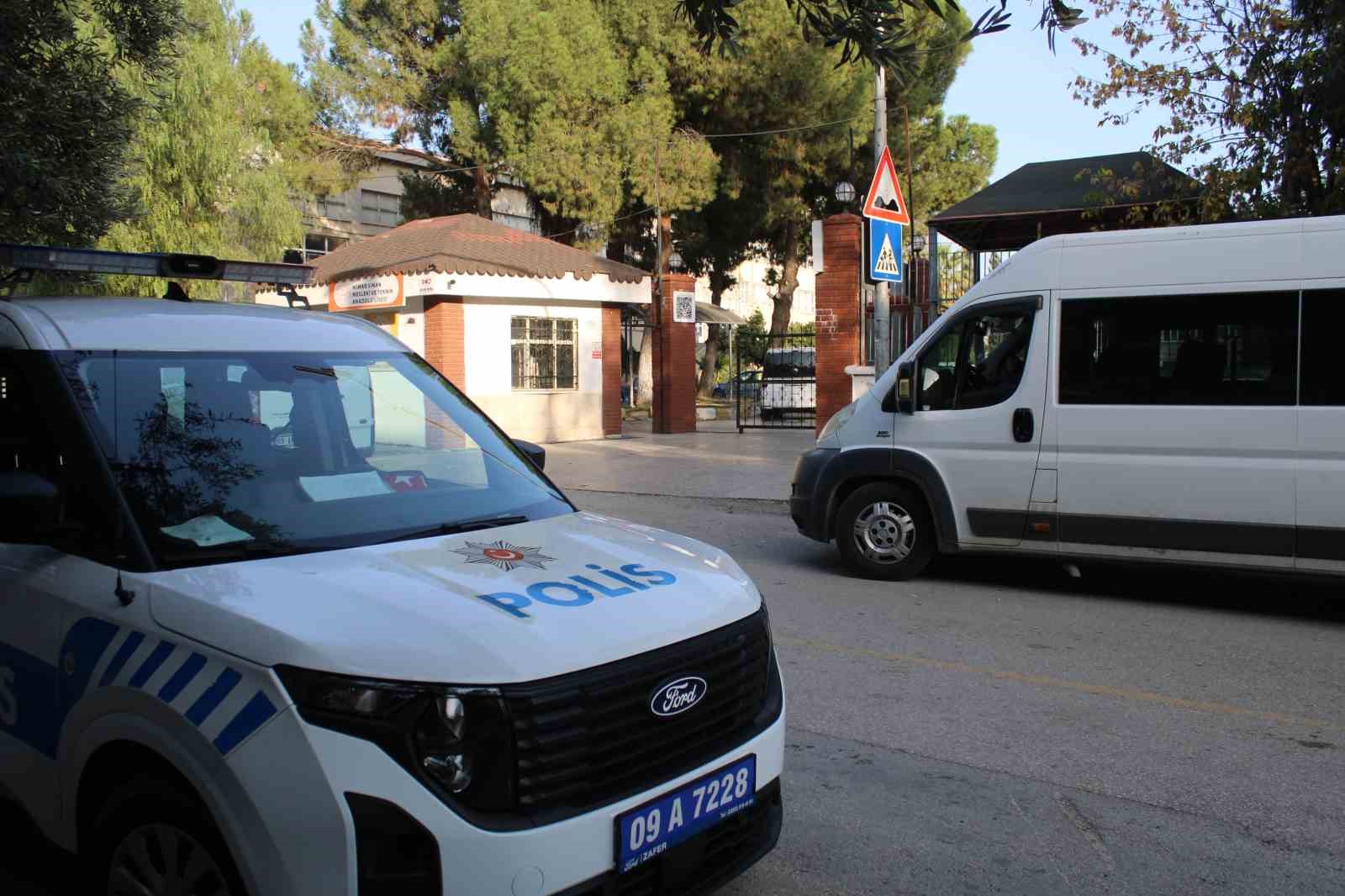 Okul önündeki tartışma kanlı bitti: 2 öğrenci bıçakla yaralandı