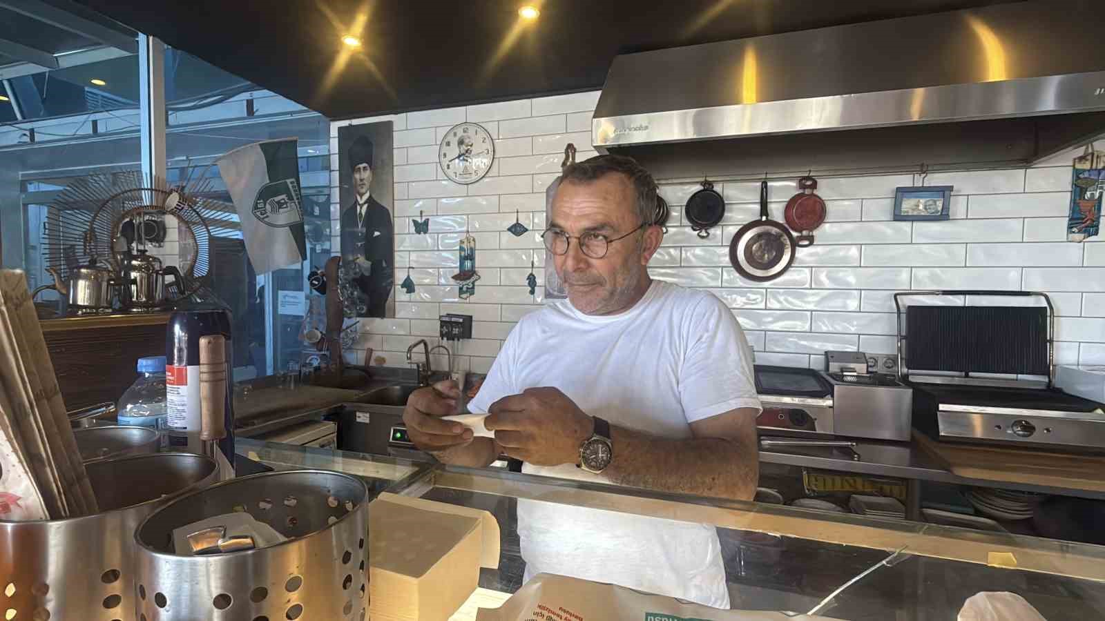 İşlettiği b&uuml;fede 800 eserlik k&uuml;t&uuml;phane kurdu
