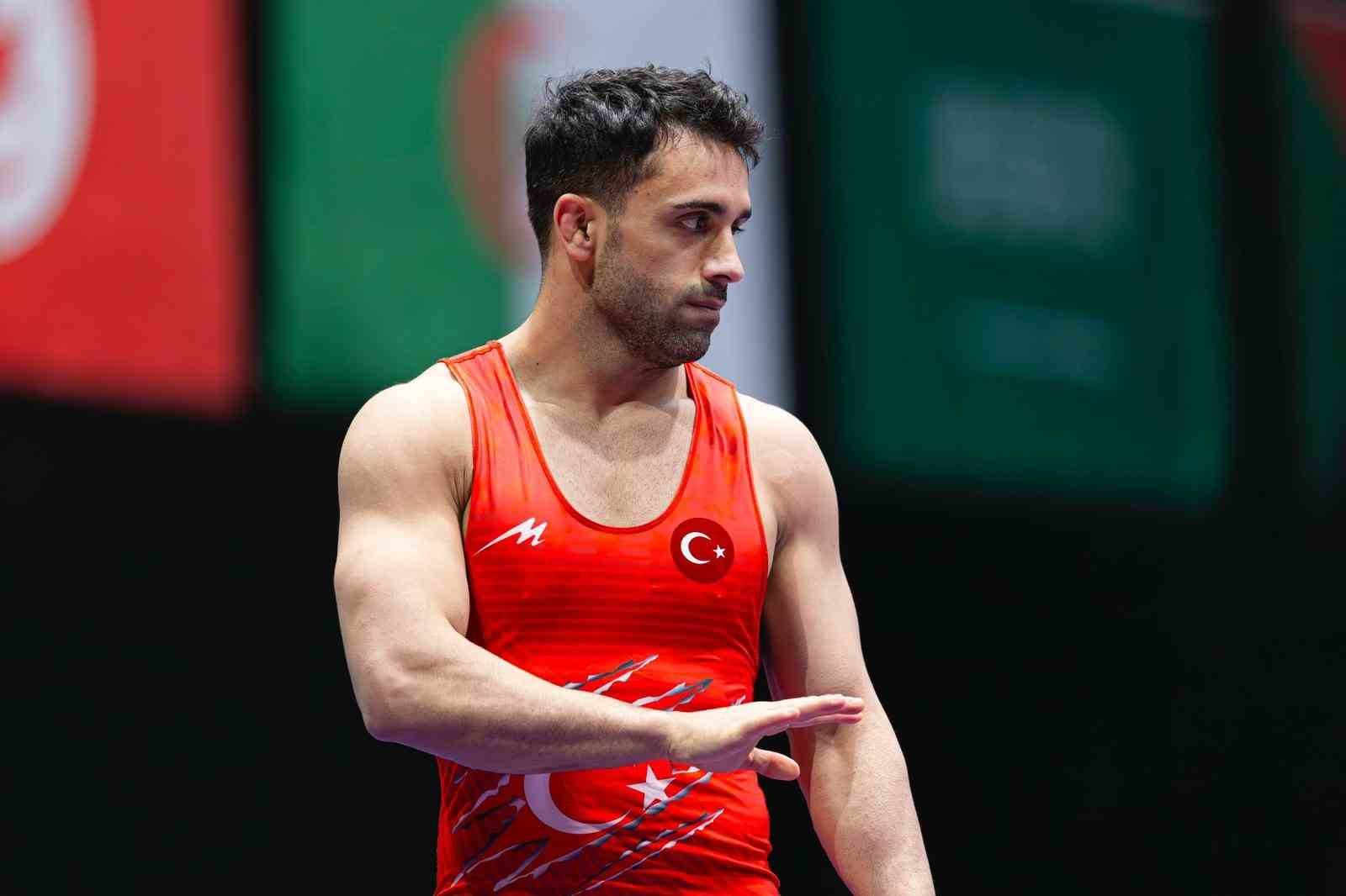 Milli güreşçi Ekrem Öztürk, gümüş madalya kazandı