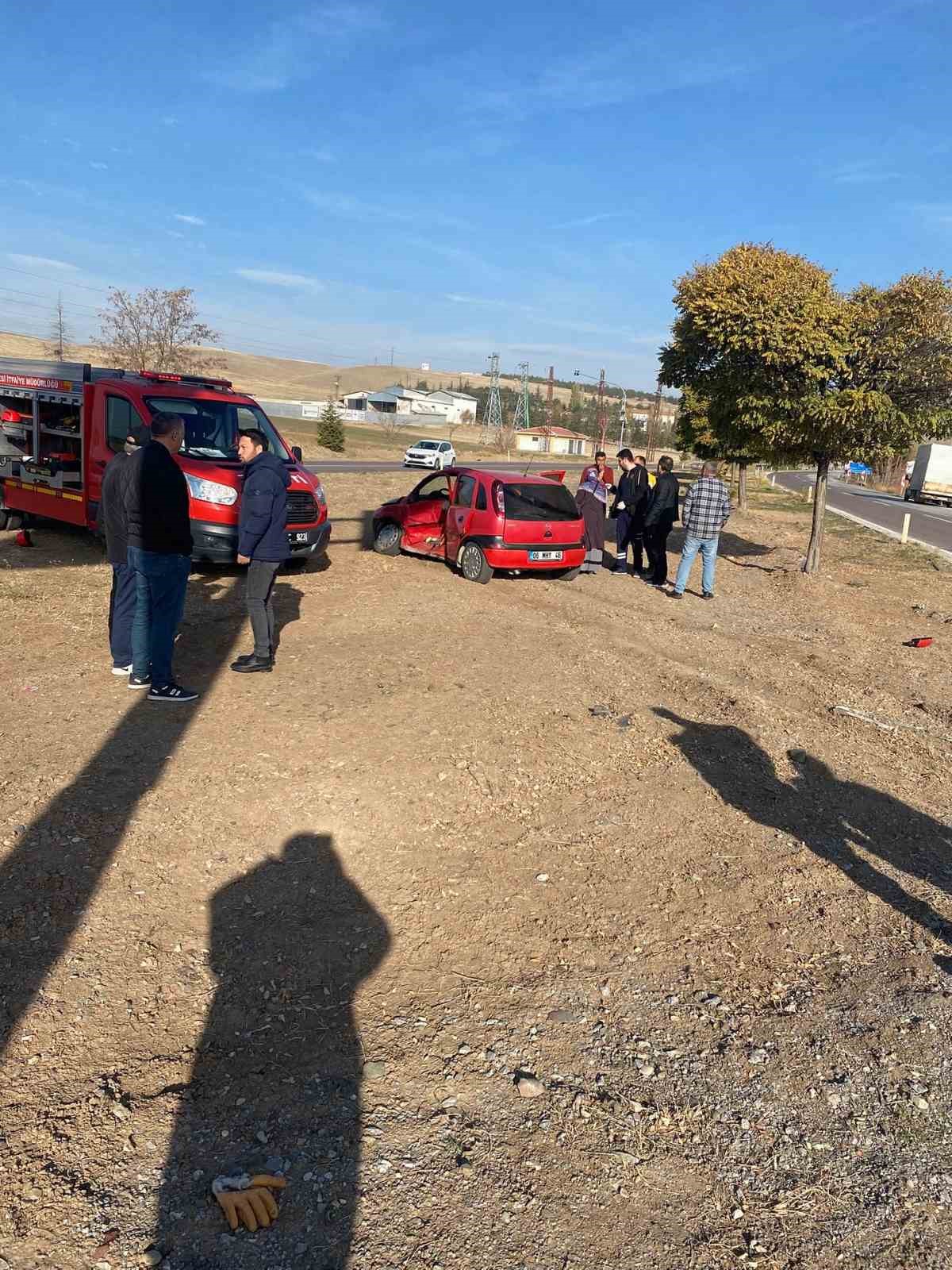 Çankırı’da hafif ticari araç ile otomobil çarpıştı: 1 ölü, 4 yaralı
