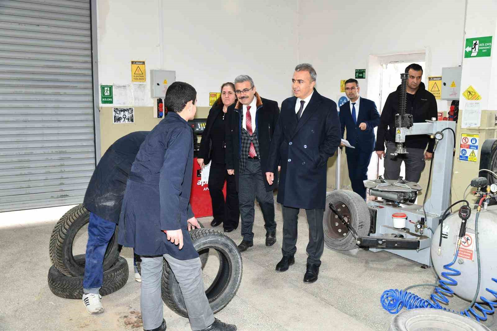 Vali Çiçek’ten okul ziyareti