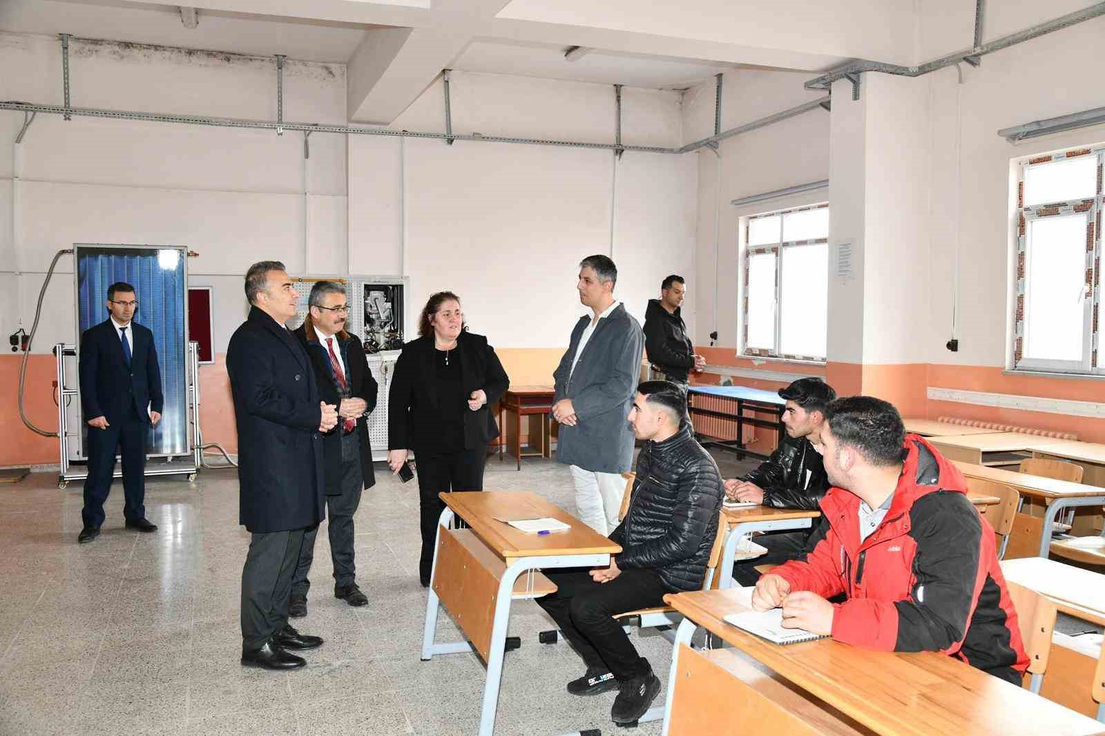 Vali Çiçek’ten okul ziyareti