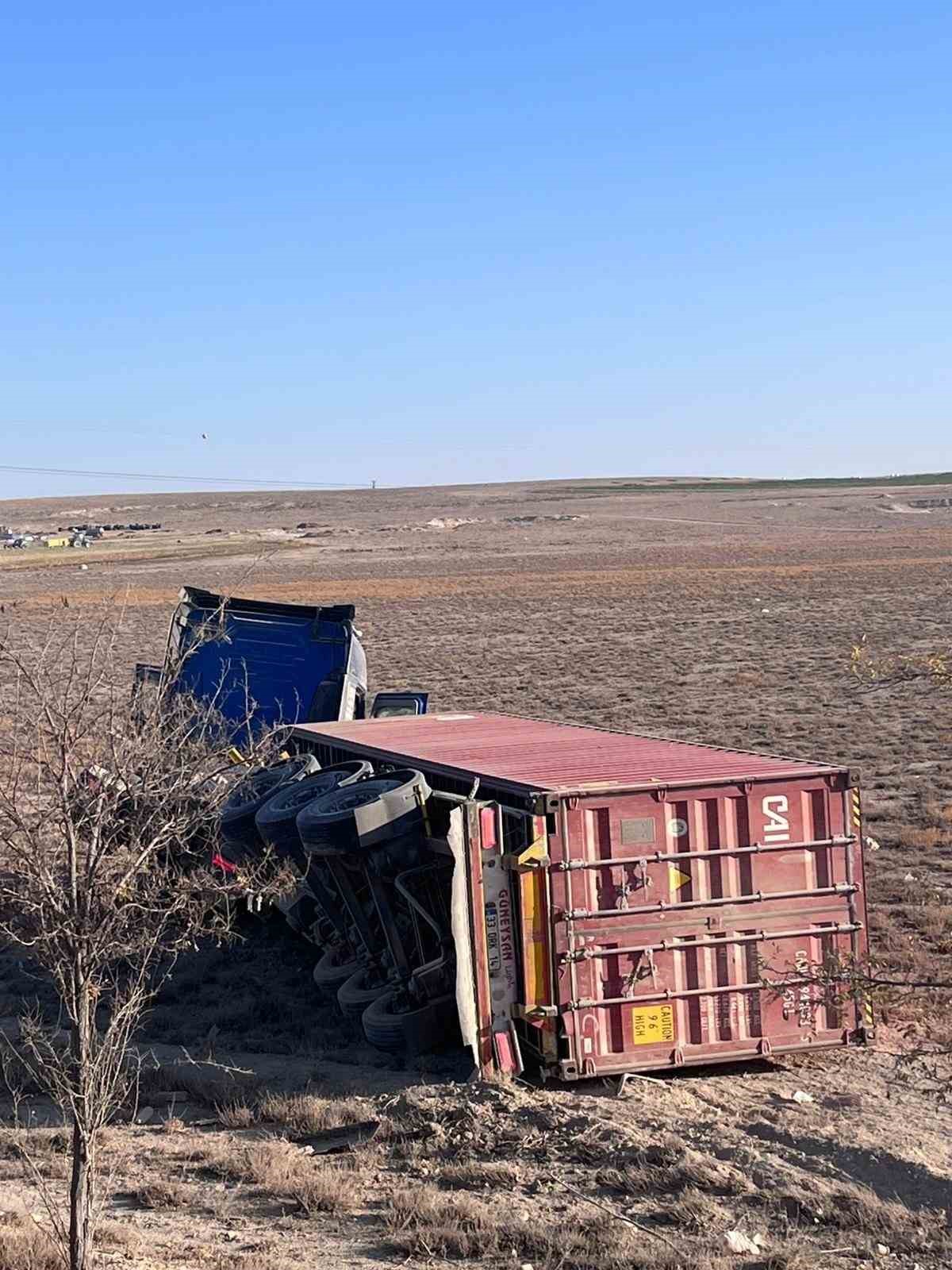 Karapınar’da çekici devrildi: 1 yaralı