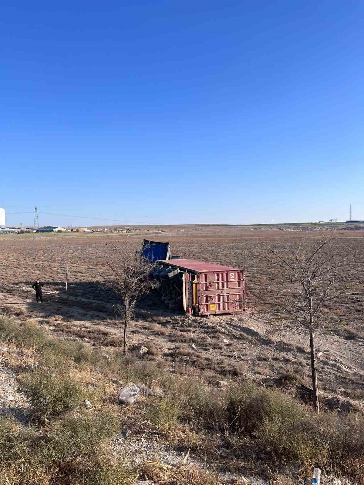 Karapınar’da çekici devrildi: 1 yaralı