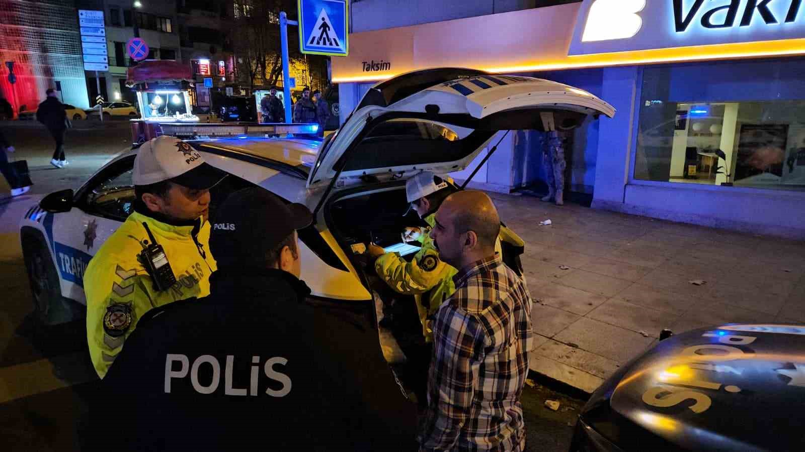 Taksim&rsquo;deki huzur uygulamasında alkoll&uuml; s&uuml;r&uuml;c&uuml;n&uuml;n ehliyetine el konuldu
