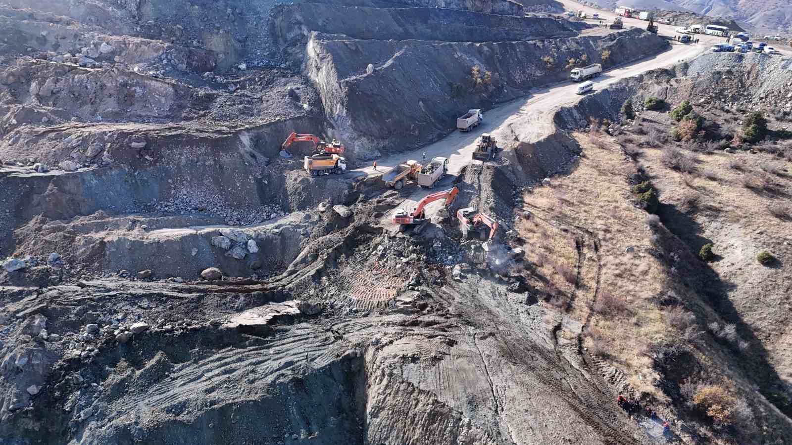 Göçük altında kalan şirket müdürünü kurtarma çalışmalarına ara verildi