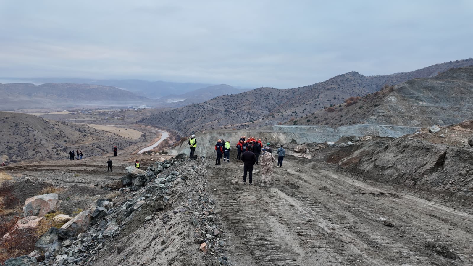 Göçük altında kalan şirket müdürünü kurtarma çalışmalarına ara verildi