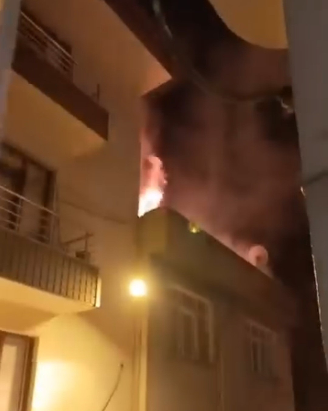 Elazığ’da 4 katlı apartmanda yangın paniği